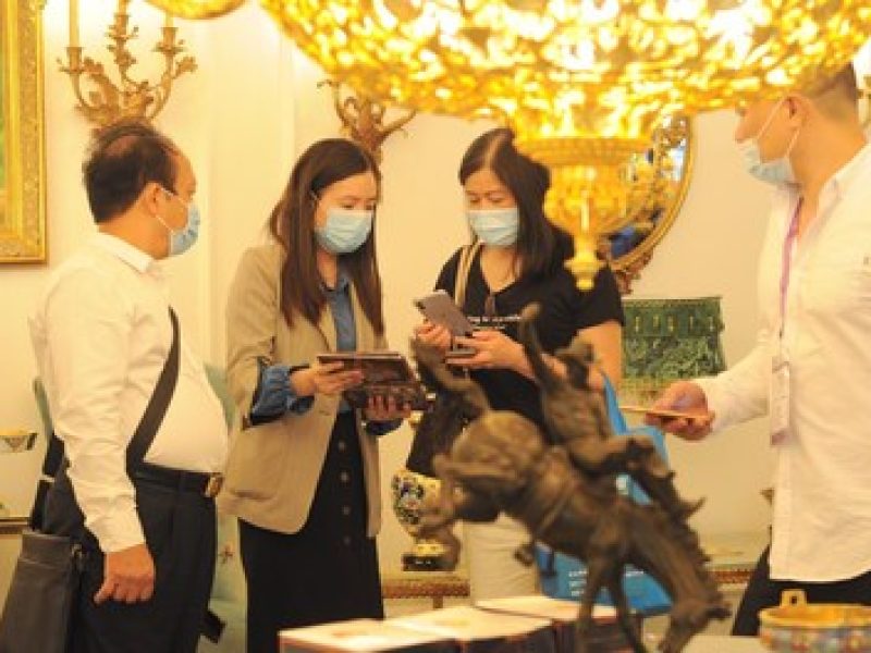 Guzhen-Lightening-Expo-attendees